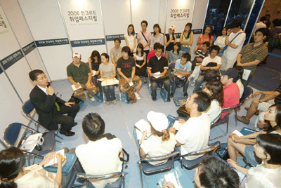 사진은 지난 8월 30일 서울 홍익대 체육관에서 열린 ‘2006 인크루트 취업페스티벌’ 현장.